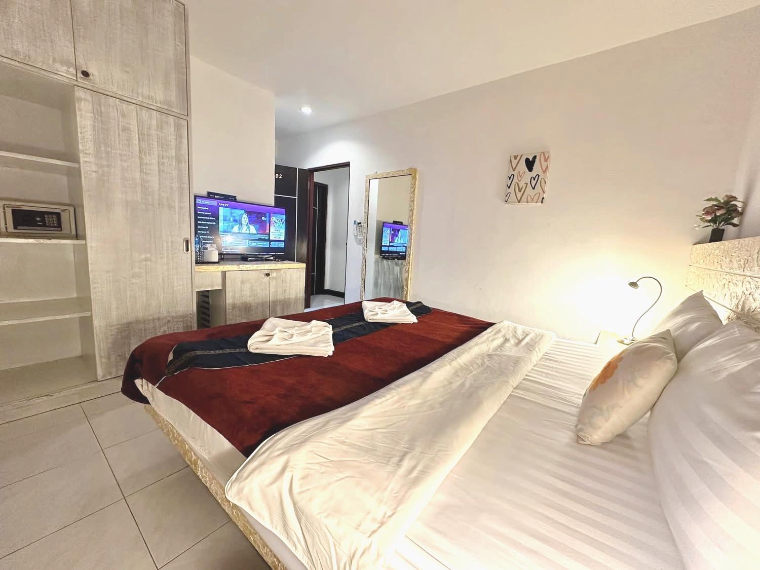 The Shades Hotel 50 Meter Beach Front Patong Exterior photo