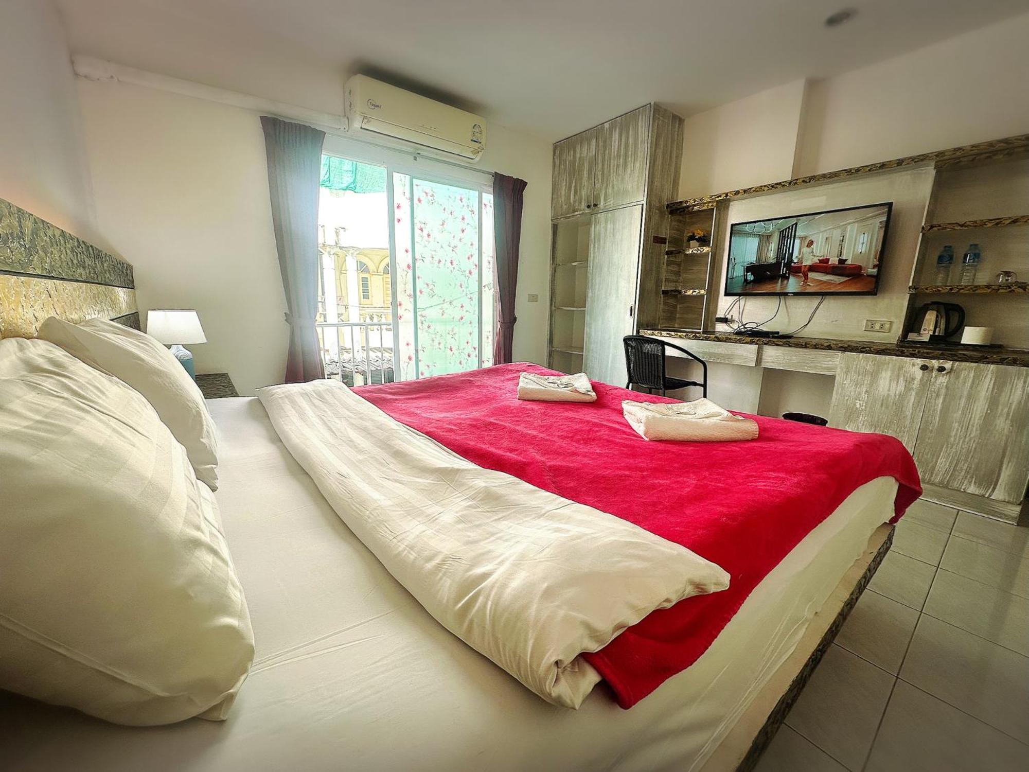 The Shades Hotel 50 Meter Beach Front Patong Exterior photo