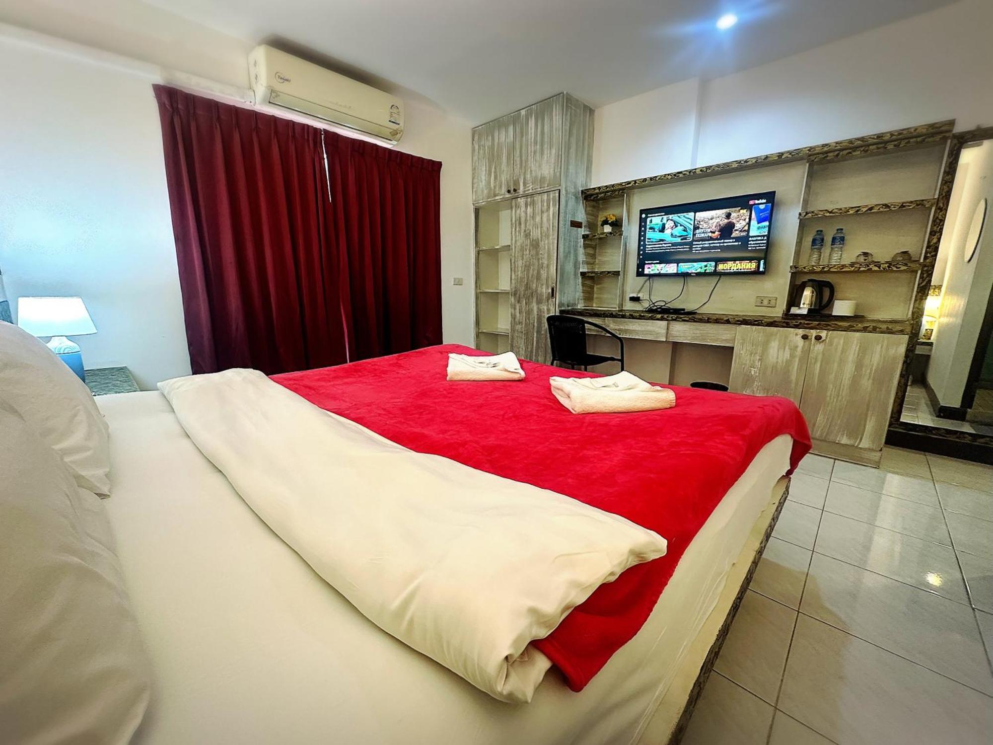 The Shades Hotel 50 Meter Beach Front Patong Exterior photo