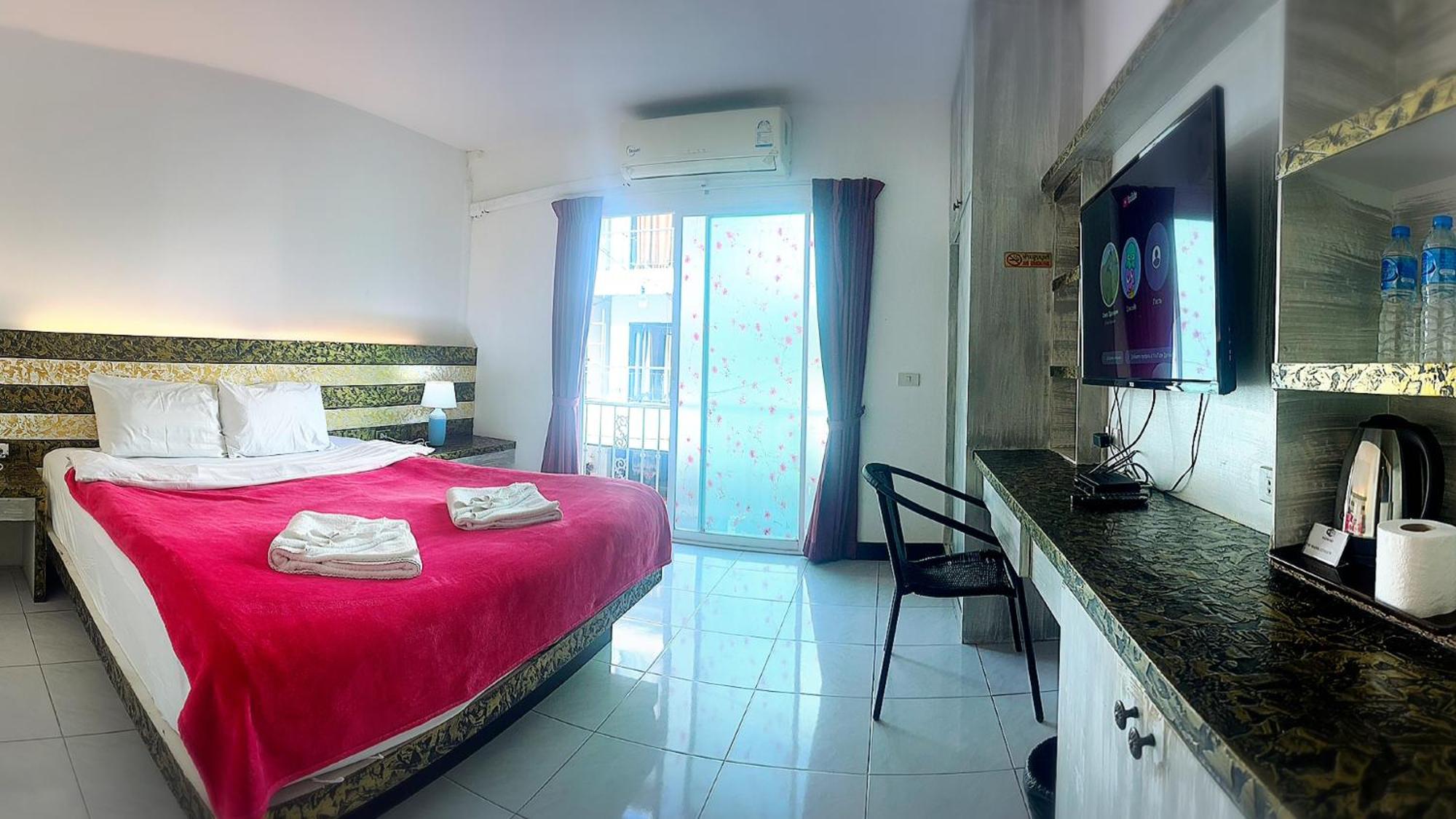 The Shades Hotel 50 Meter Beach Front Patong Exterior photo